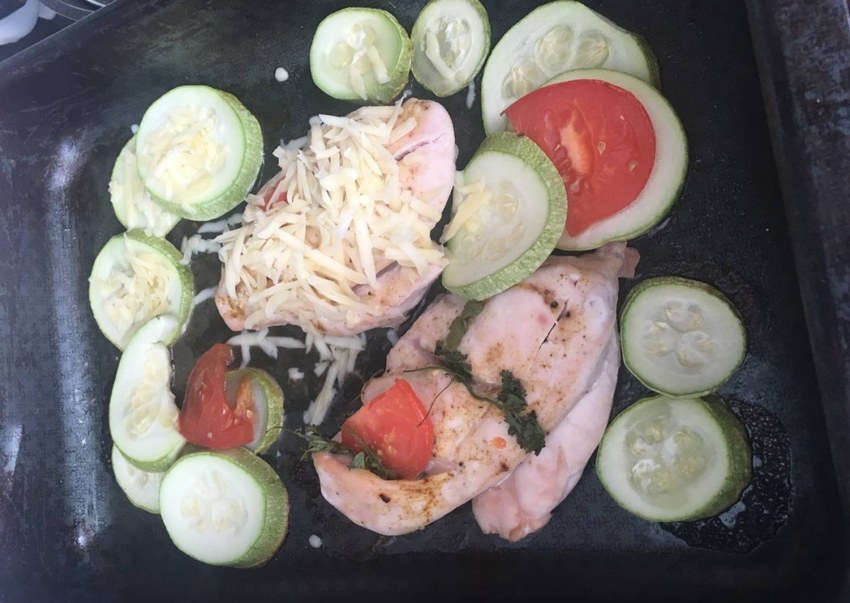 Куриная грудка с кабачком и зелёным перцем