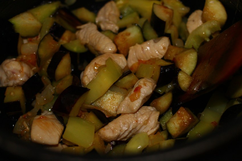 Кабачки с куриной грудкой в мультиварке