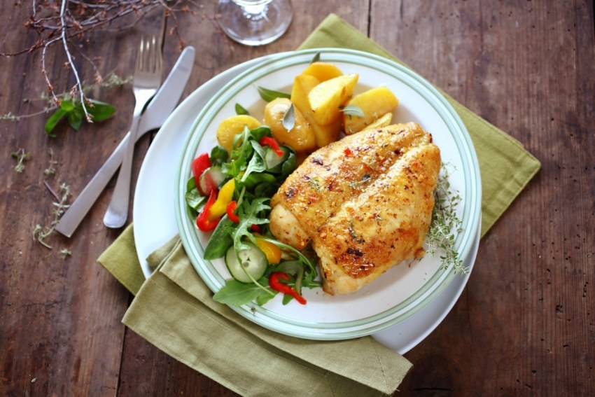 Реклама с надписями куриная грудка с тимьяном