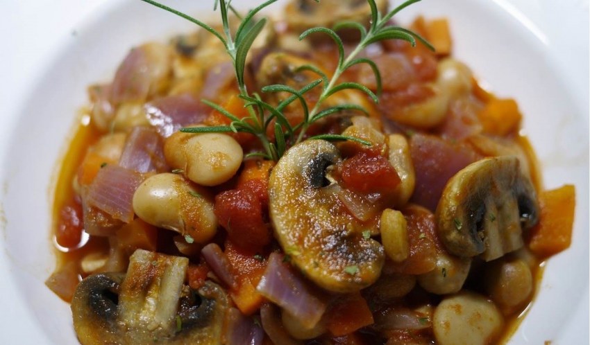 Фасоль, тушеная с грибами и овощами