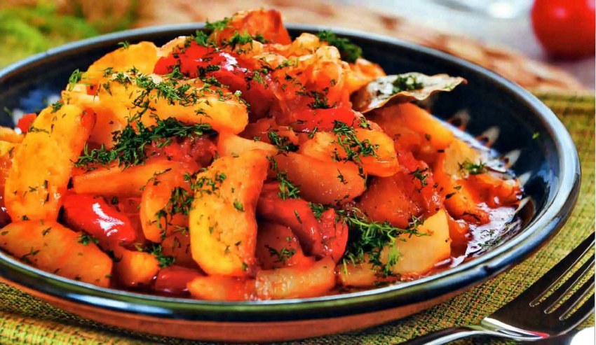 Картофель, тушенный с луком и помидорами