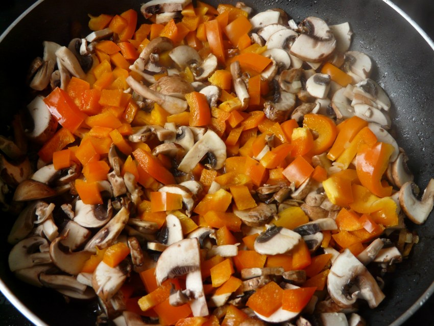 Грибы с помидорами жареные