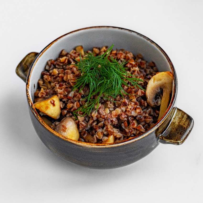 Гречневая каша с грибами и луком и морковью