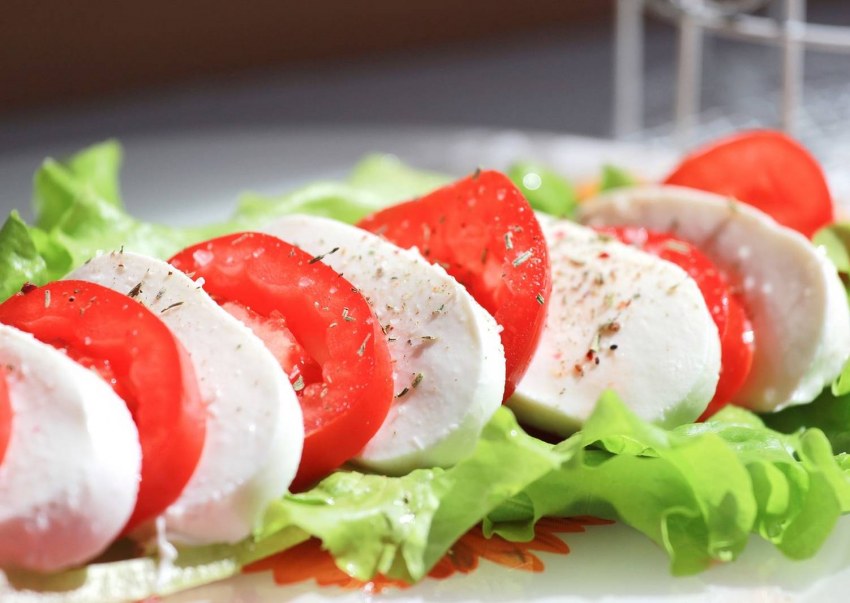 Помидор с моцареллой сыром моцарелла