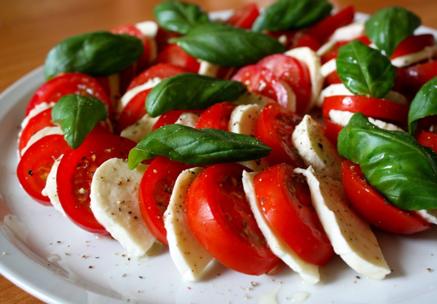 Моцарелла с помидорами и базиликом