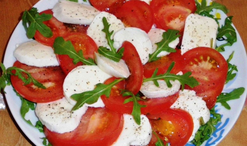 Салат итальянский помидоры и моцарелла