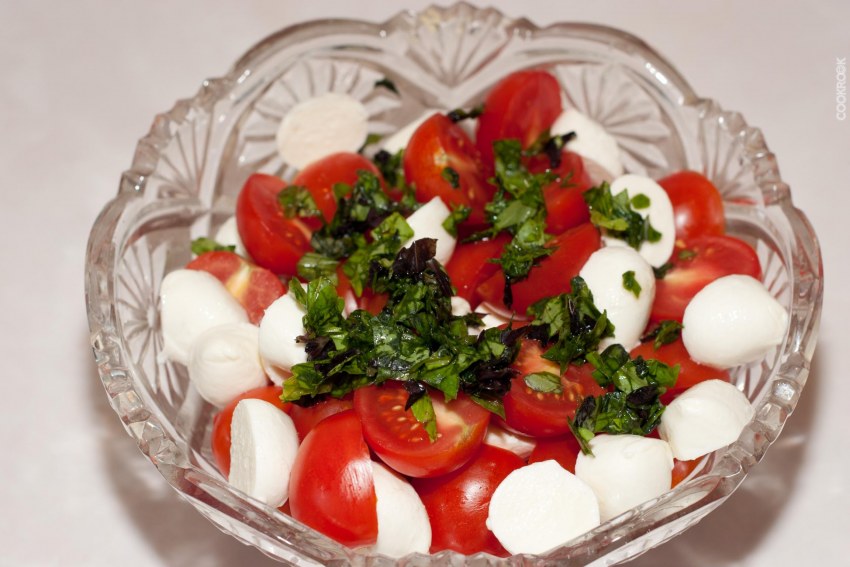 Черри моцарелла базилик
