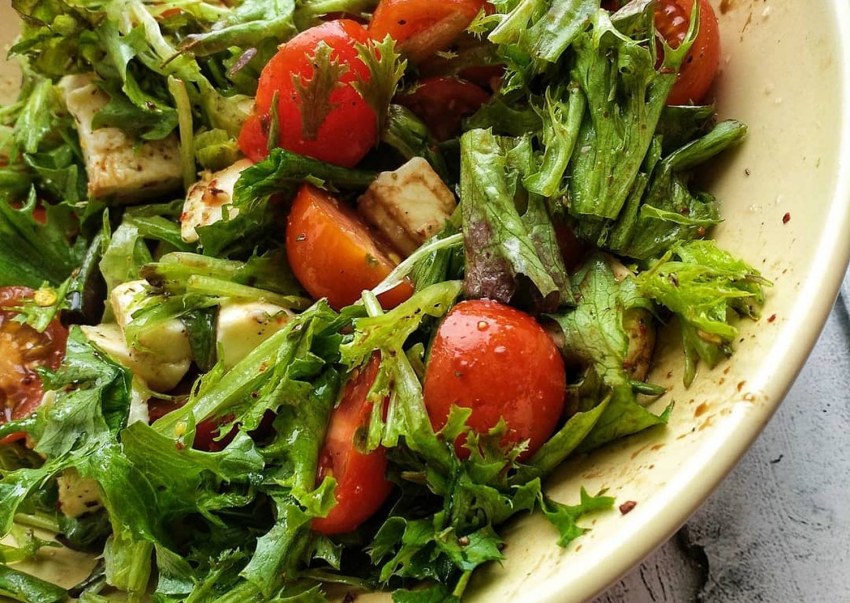 Салат с сыром моцарелла и помидорами и огурцами