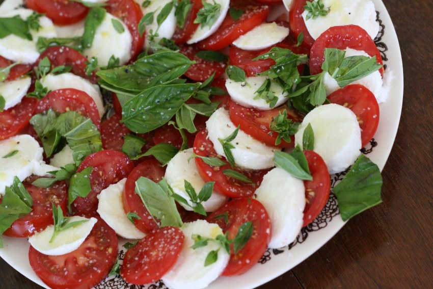 Салат с моцареллой и помидорами и базиликом