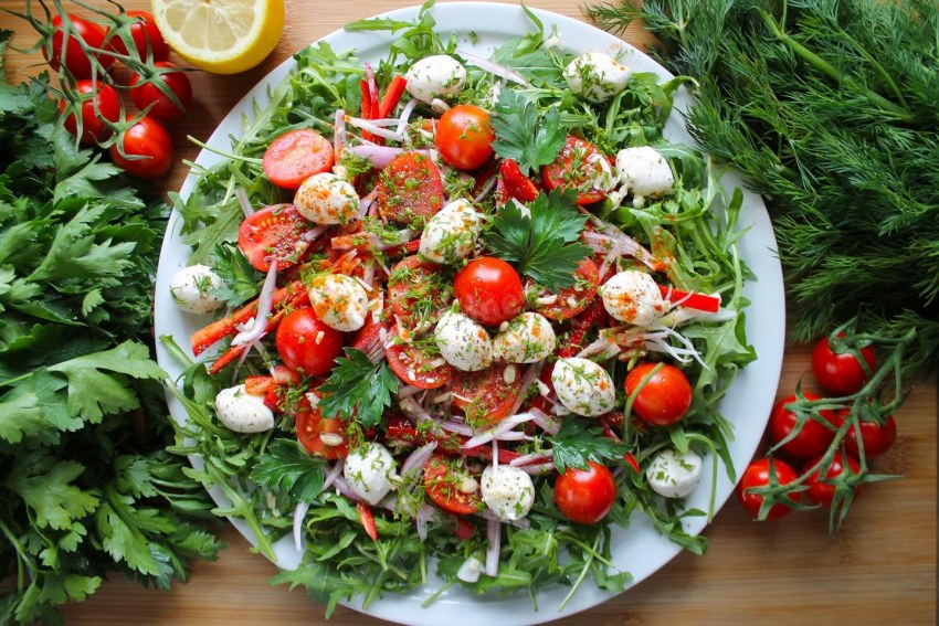 Салат с укропом и моцареллы