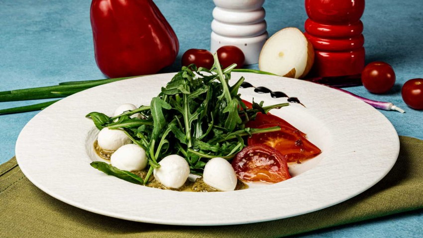 Капрезе помидоры моцарелла руккола