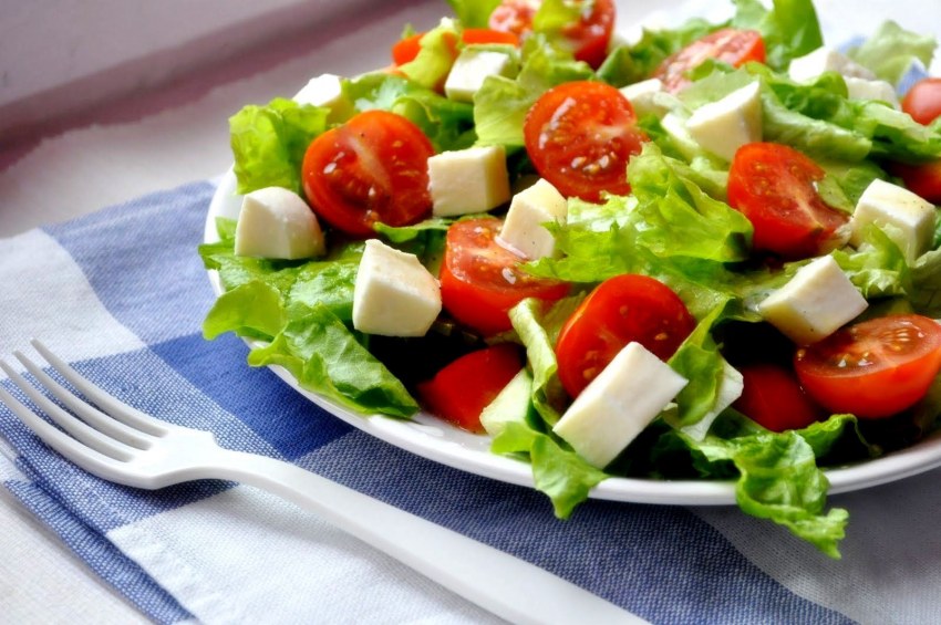 Салат с моцареллой и помидорами