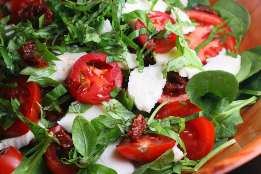 Руккола моцарелла черри