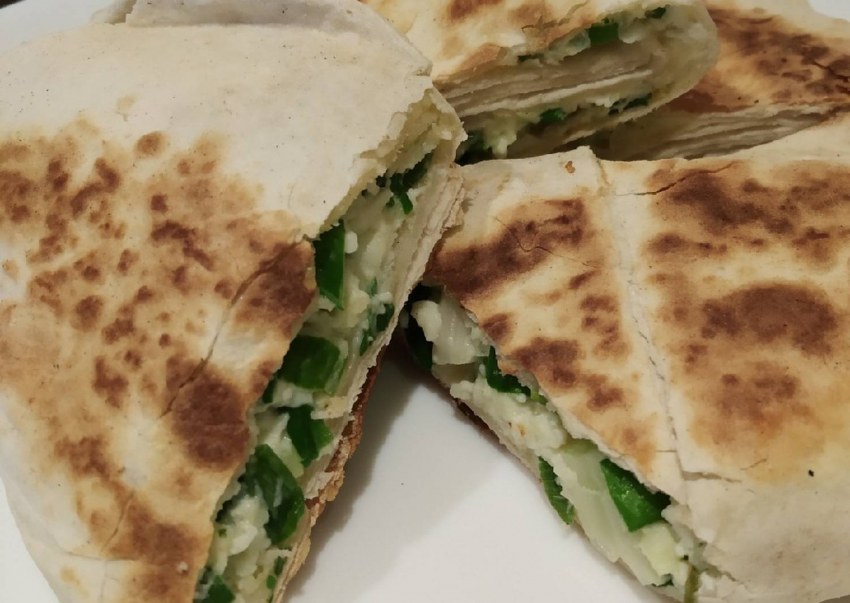 Лаваш с творогом и сыром и зеленью