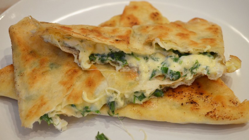 Турецкие лепешки гезлеме с айраном