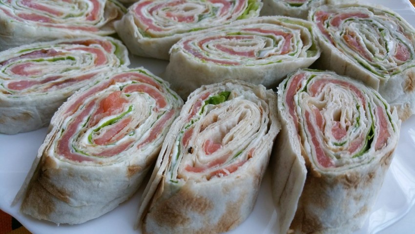 Рулет из лаваша с крабовыми палочками и яйцом и огурцом