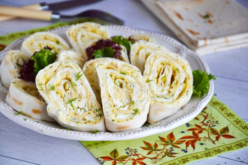 Рулет из лаваша с ветчиной и огурцом