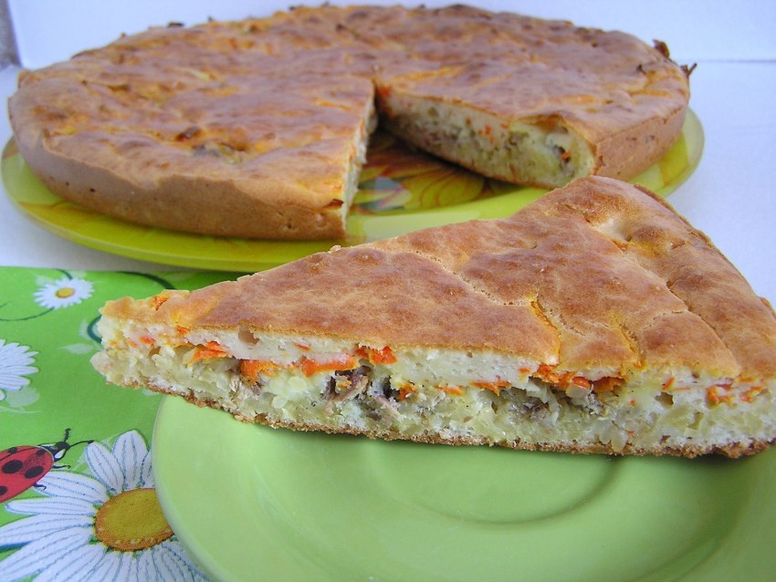 Заливной пирог с рыбными консервами и картошкой