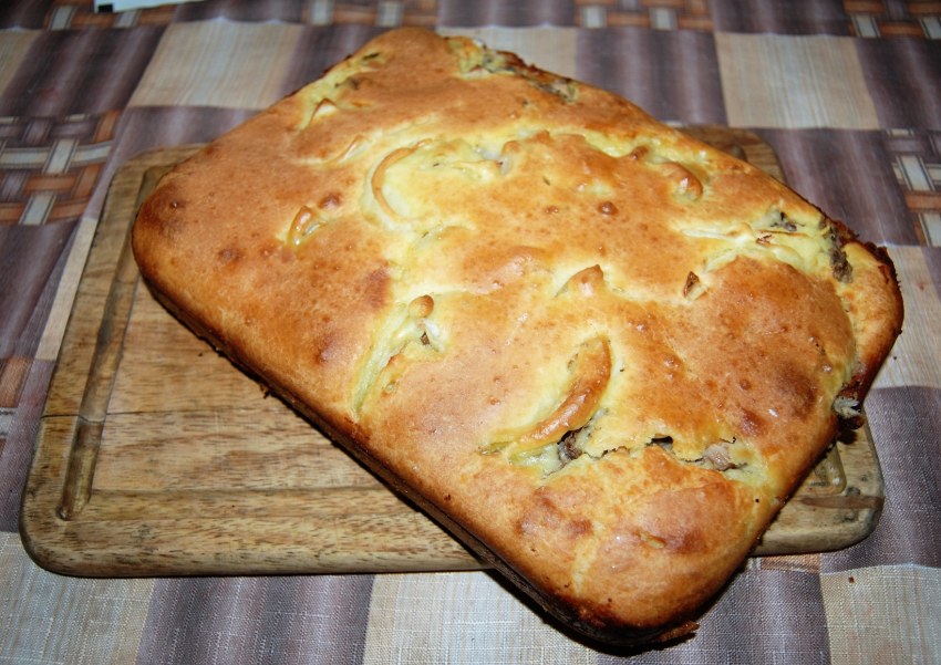 Заливной пирог с рыбными консервами на сметане