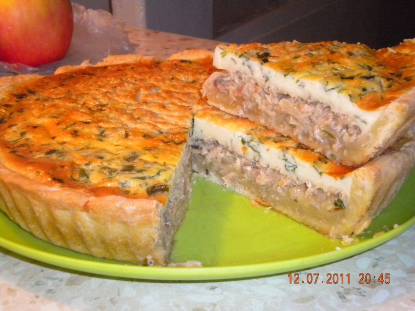 Пирог с консервой и сыром