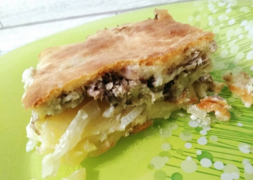 Заливной пирог с сайрой и картошкой на майонезе