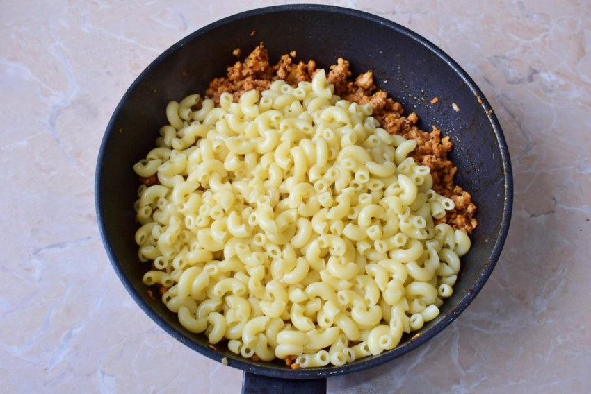 Макарошки болоньезе