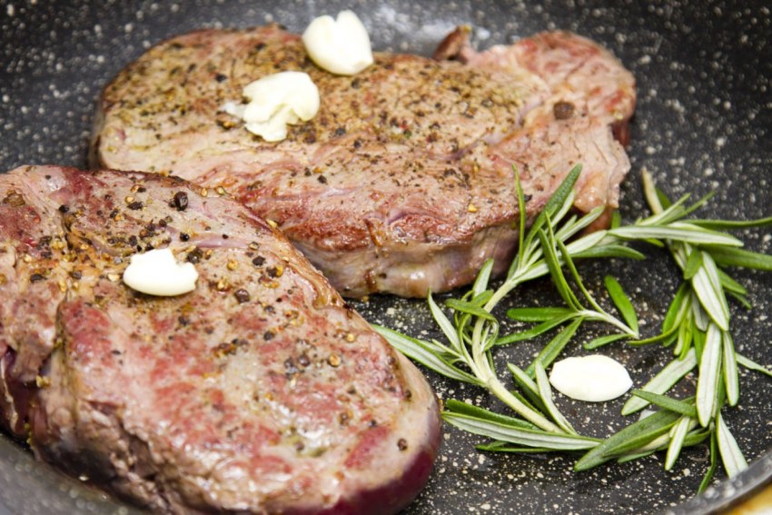 Стейки говядины в духовке