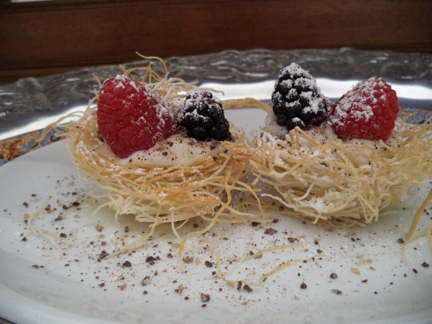 Филе куры в тесте катаифи с миксом салатов