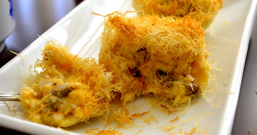 Филе куры в тесте катаифи с миксом салатов