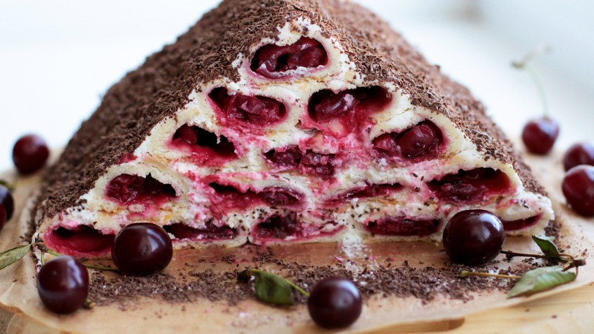 Монастырская изба с вишней