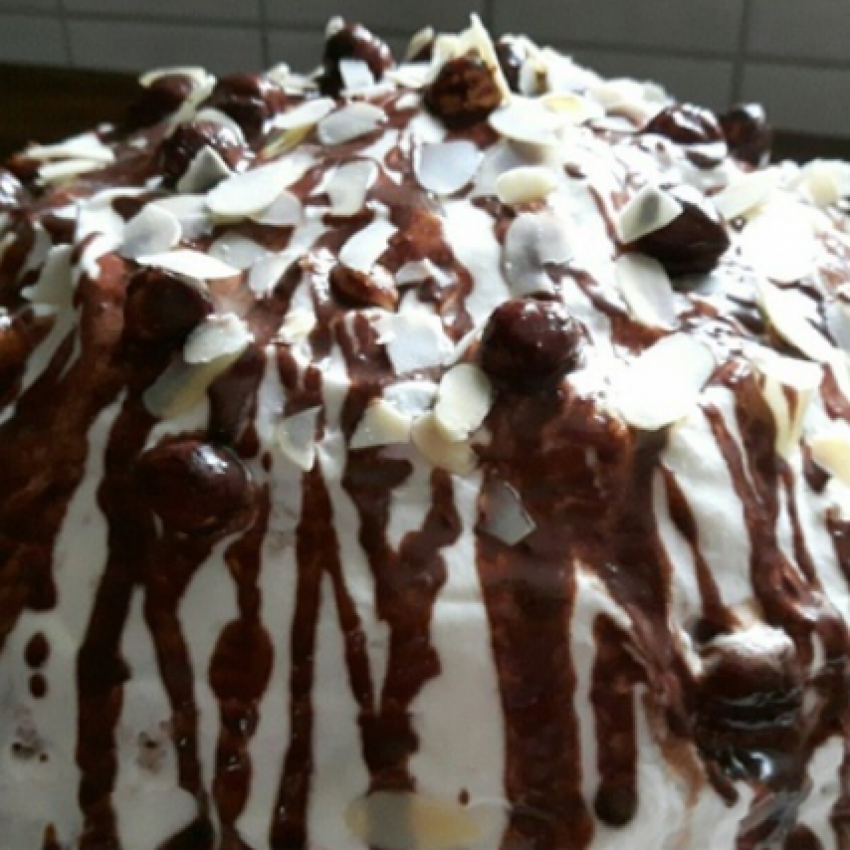 Торт с сметанно масляным кремом с вишней