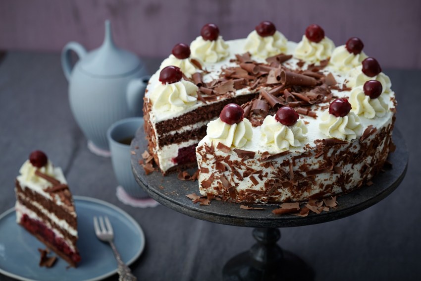 Медовик с вишней