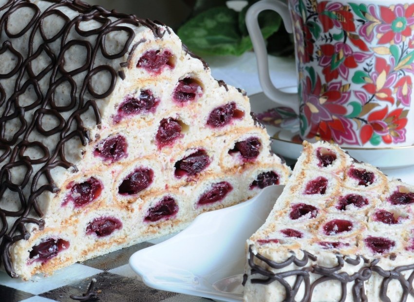 Вишневый медовик