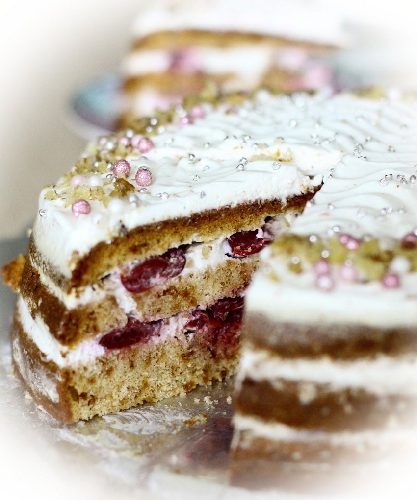 Шоколадный торт с вишней и взбитыми сливками