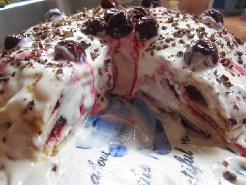 Торт вишня в снегу