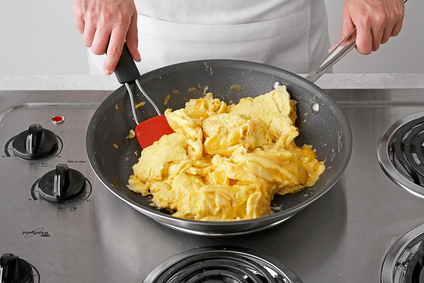 Как сделать яичницу на сковороде