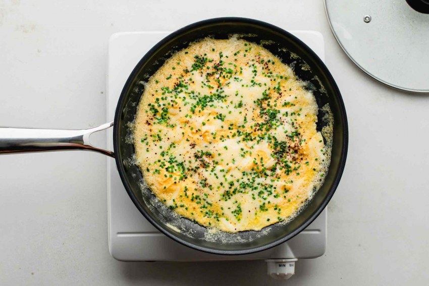 Омлет с луком резанный