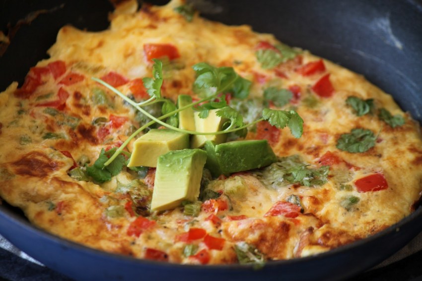 Омлет с помидорами на сковороде