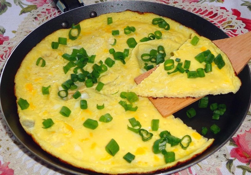Омлет на сковороде с молоком