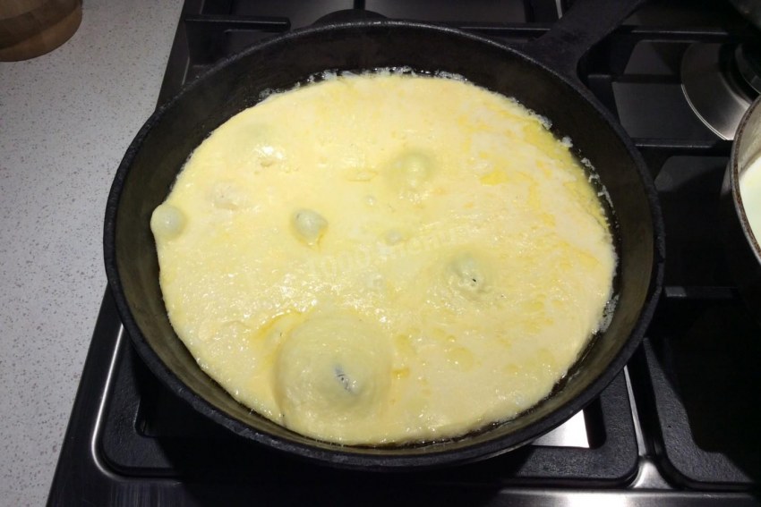 Омлет на сковороде с молоком