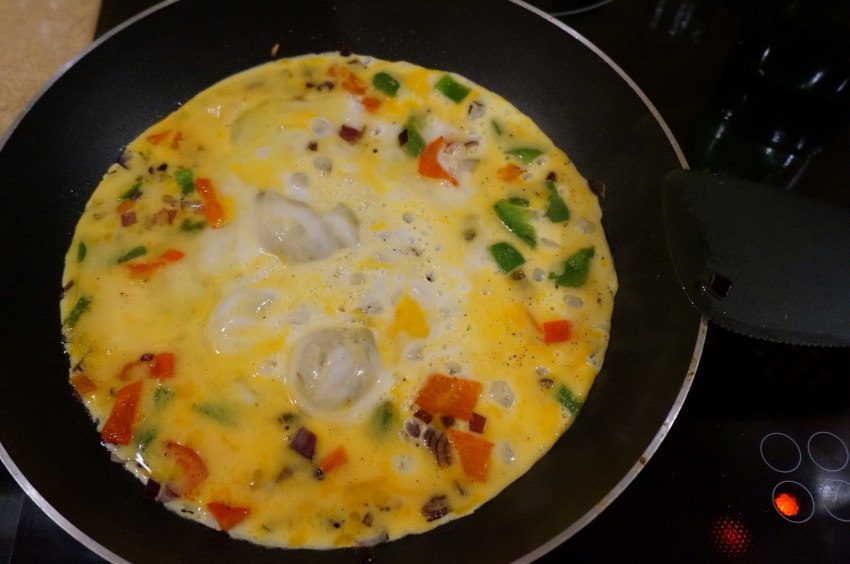 Омлет с овощами на сковороде