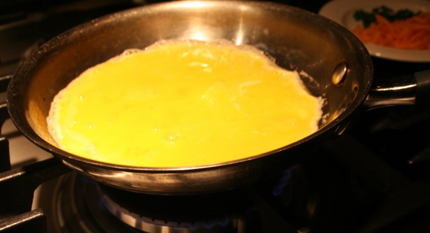 Омлет на сковороде пышный без молока