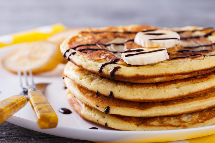 Банановые панкейки с шоколадной глазурью