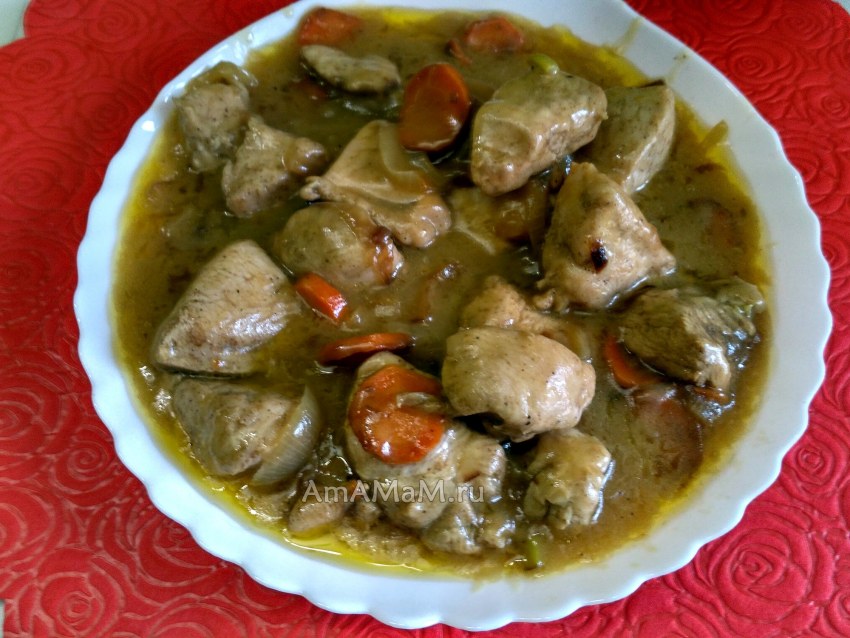 Говядина тушеная с луком и морковью в духовке