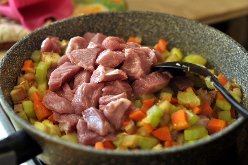 Мясо рагу индейки