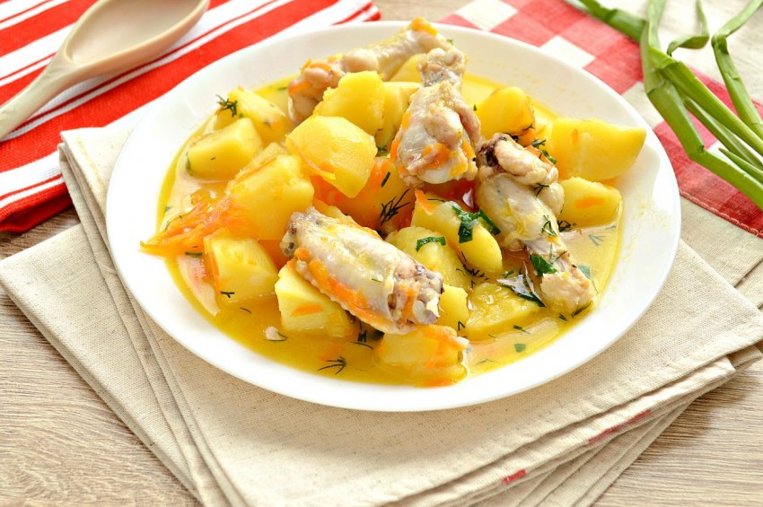 Тушеные пельмени с луком и морковью