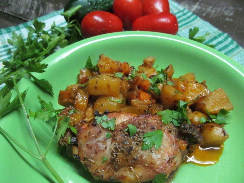 Печень тушеная в сметане с луком и морковью