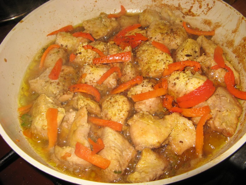 Хек тушеный с овощами