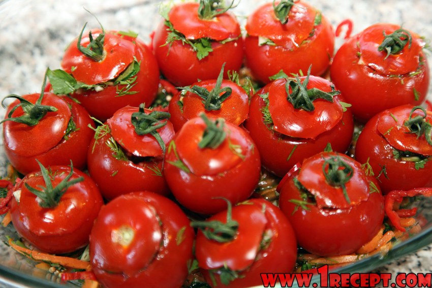 Быстрые помидоры с красным луком в банке