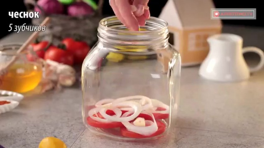 Помидоры дольками «пальчики оближешь»